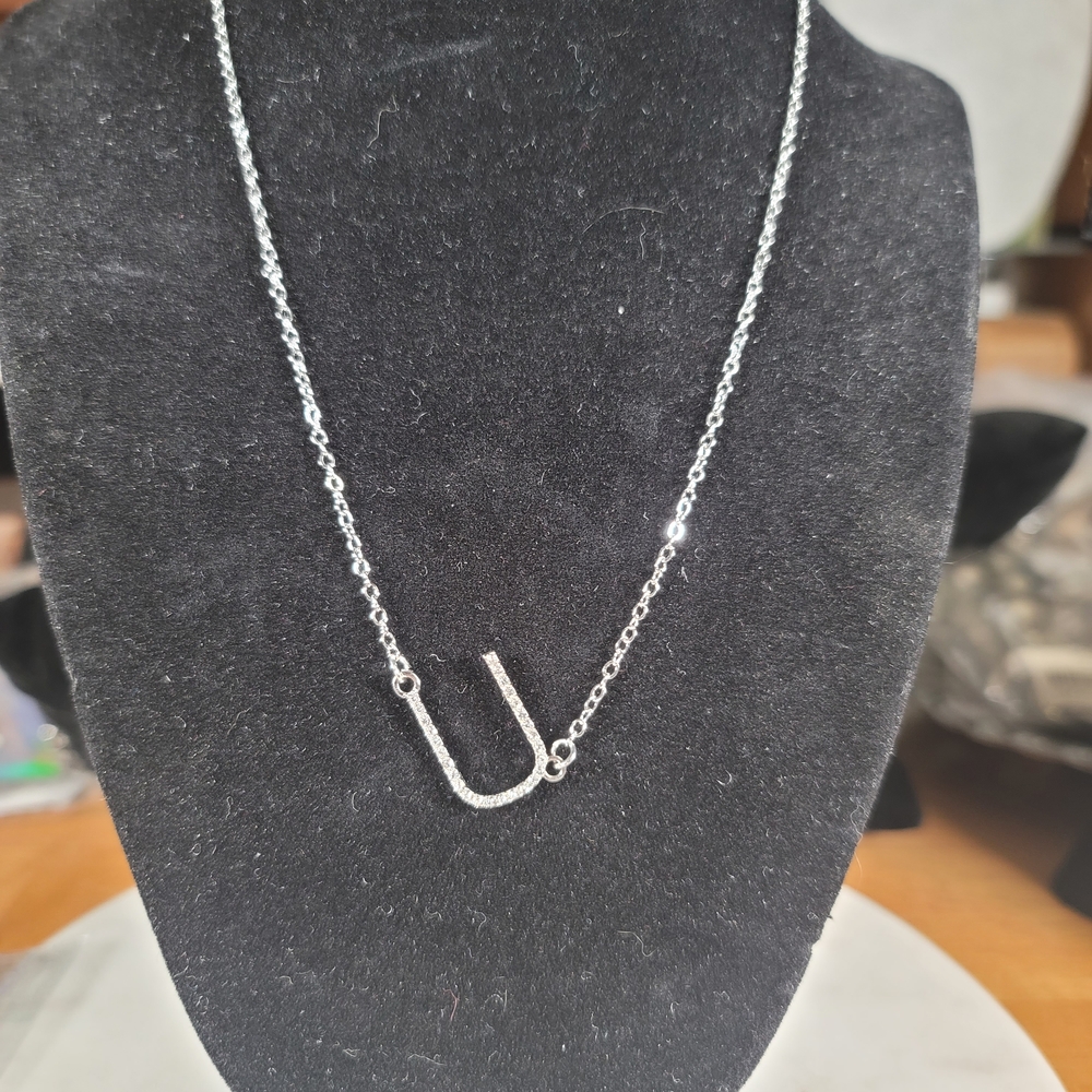 Elegant Silver Necklace with U Pendant